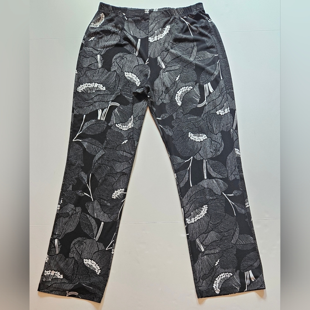 Chico's, Easywear, pull on, black & white floral pants. Size 0 Short.